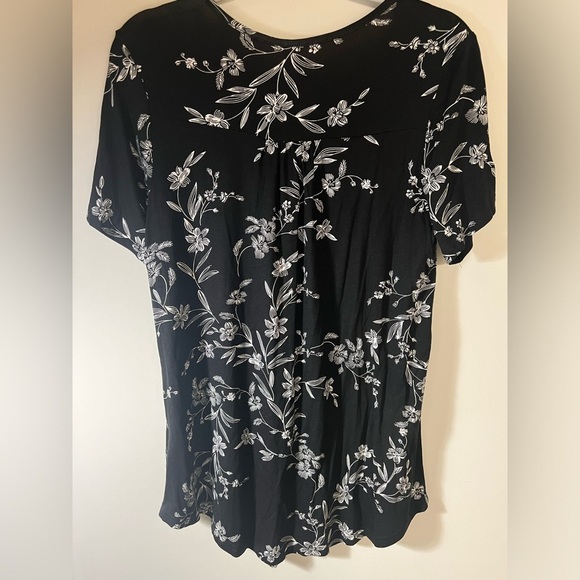 Floral V-Neck Short Sleeve Shirt with buttons - Picture 5 of 6